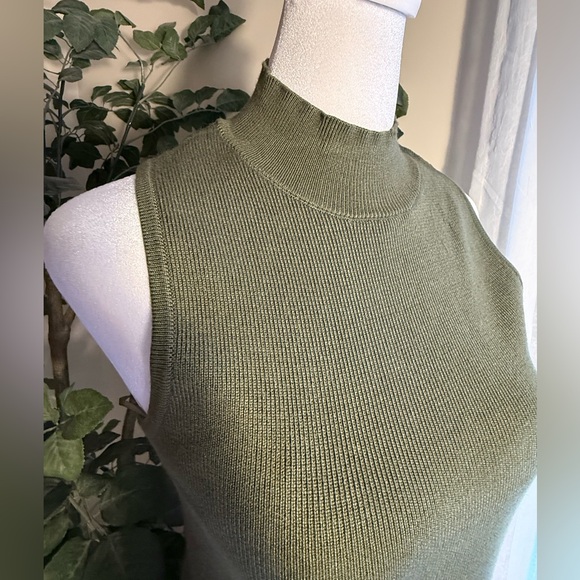 Avara Marcia Dress Olive, size Small - Picture 10 of 11